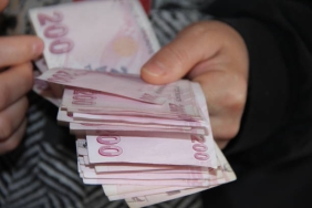 Turkish 200 Lira in human hand