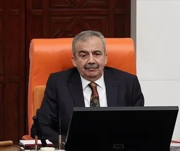 660x310-dem-parti-istanbul-milletvekili-sirri-sureyya-onder-kalp-krizi-gecirdi-1744748758797