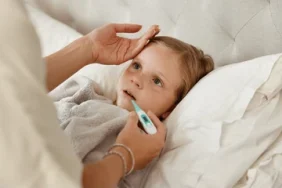 mom-hand-thermometer-sick-child-260nw-2510173917