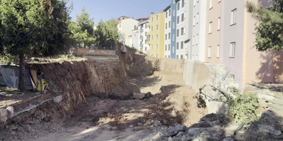 Erzurum’un İspir ilçesi diken üstünde: Heyelan yaşanan bölgede şeritlerle kapatılarak girilmesi yasak bölge olarak ilan edildi.