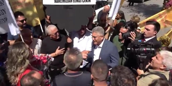 Esma Ersin siyah çelenkle gelen grubu çiçekle karşıladı