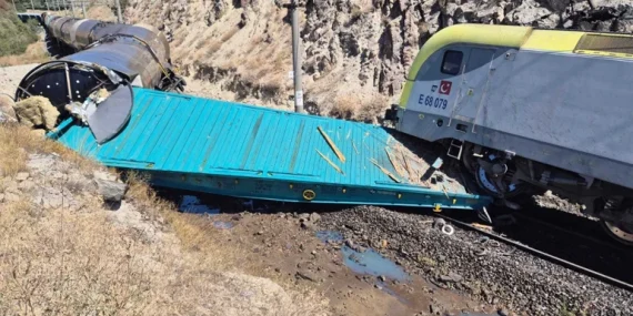 Malatya’da iki yük treni çarpıştı: 1 yaralı