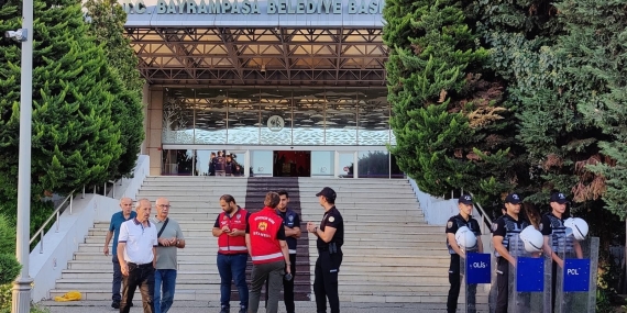 CHP’li belediyelere operasyonlar sürüyor. Bayrampaşa Belediyesi’ne “yolsuzluk” operasyonu düzenlendi. Belediye Başkanı Hasan Mutlu’nun da bulunduğu 44 şüpheli gözaltına alındı.