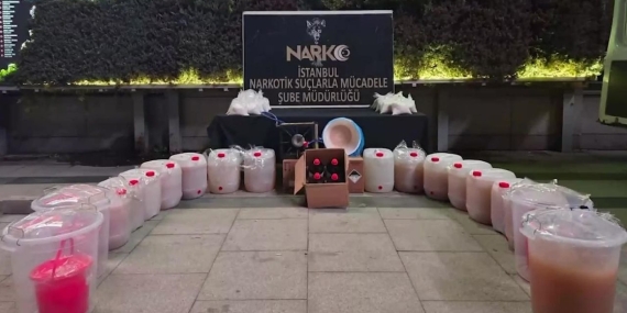 İstanbul’un Sarıyer ilçesinde düzenlenen uyuşturucu operasyonunda 442 kilogram metamfetamin ve 49,5 kilogram katkı maddesi ele geçirildi. Operasyonda 7 kişi gözaltına alındı.