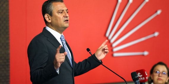 Özgür Özel yeniden CHP Genel Başkanı seçildi