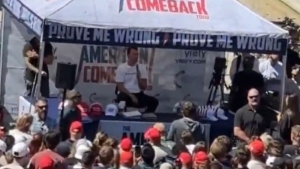 utah-universitesinde-trumpin-muttefiki-charlie-kirk-yuzlerce-kisinin-gozu-onunde-vuruldu-qlud