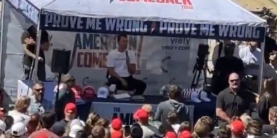 Utah Üniversitesi’nde Trump’ın müttefiki Charlie Kirk yüzlerce kişinin gözü önünde vuruldu