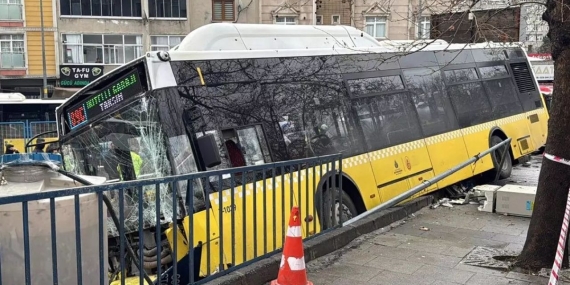Esenler’de kontrolden çıkan İETT otobüsü otoparka daldı