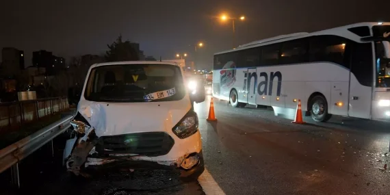 TEM Otoyolu’nda 8 araç birbirine girdi! Trafik kilitlendi