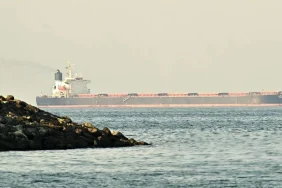 hurmuzde-gemi-trafigi-alarm-veriyor-sadece-7-gemi-gecebildi-e1b3f2e1-dd5f-4dec-bcca-52cfd5e1e9f8 (1)