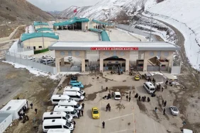 ticaret-bakanligi-duyurdu-uc-gumruk-kapisinda-yolcu-gecisleri-karsilikli-durduruldu-yjtj