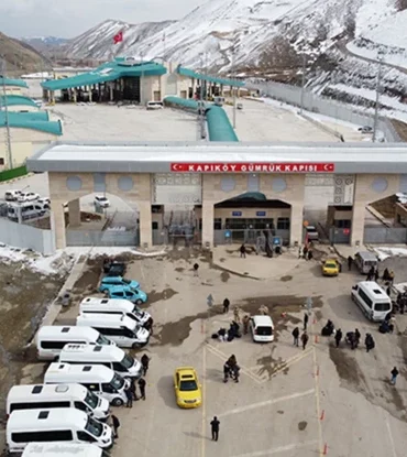 ticaret-bakanligi-duyurdu-uc-gumruk-kapisinda-yolcu-gecisleri-karsilikli-durduruldu-yjtj