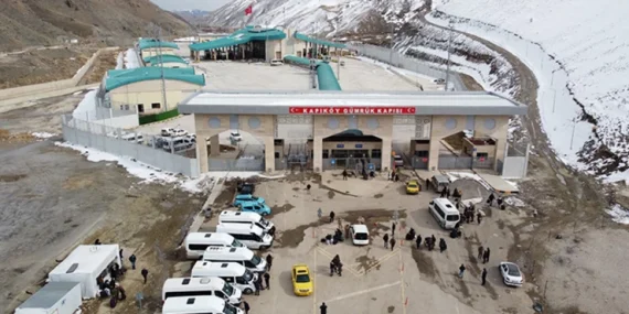 ticaret-bakanligi-duyurdu-uc-gumruk-kapisinda-yolcu-gecisleri-karsilikli-durduruldu-yjtj