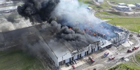 ankarada-mobilya-deposunda-yangin-ekipler-seferber-oldu-7BO0tvnY