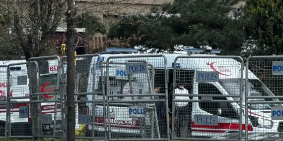 besiktasta-israil-konsoloslugu-onunde-silahli-catisma-3-kisi-etkisiz-hale-getirildi-pe1epEGC