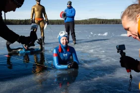 birgul-erken-dunya-rekoru-kirdi-buzun-altinda-tek-nefesle-141-metre-yuzdu-1774978127