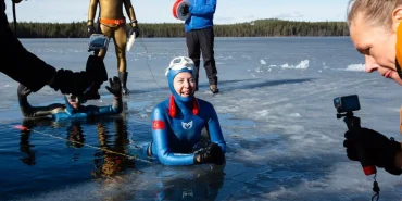 birgul-erken-dunya-rekoru-kirdi-buzun-altinda-tek-nefesle-141-metre-yuzdu-1774978127