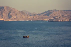 hurmuz-bogazinda-uc-konteyner-gemisi-silahli-saldiriya-ugradi-09YnBAon