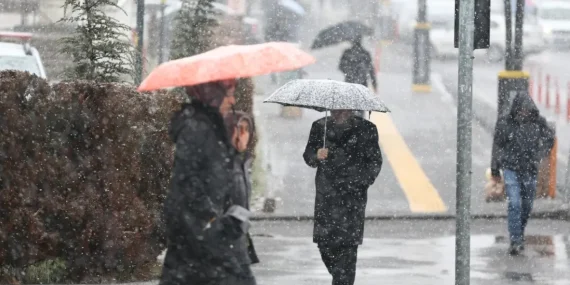 meteorolojiden-kuvvetli-yagis-ve-firtina-uyarisi-1771057676